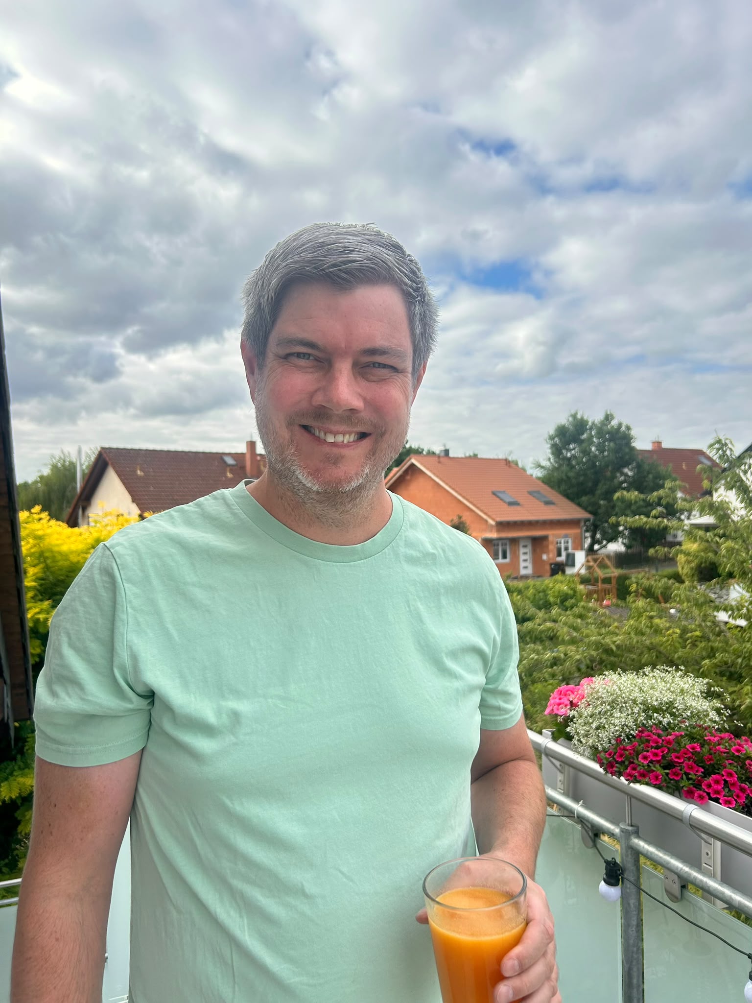Stefan Egerlandt steht an einem Grill im Garten